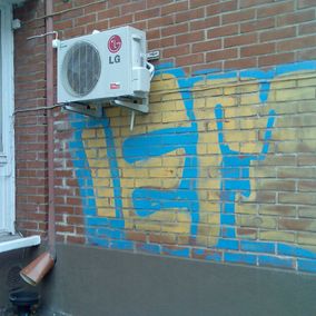 seinältä poistettava graffiti