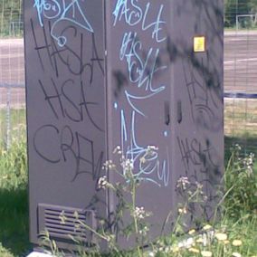 sähkökaappi jonka pinnoilla runsaasti graffititöhryjä