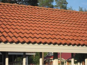 puhdistettu punasävyinen katto