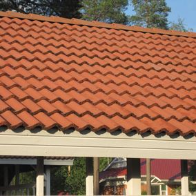 puhdistettu punasävyinen katto